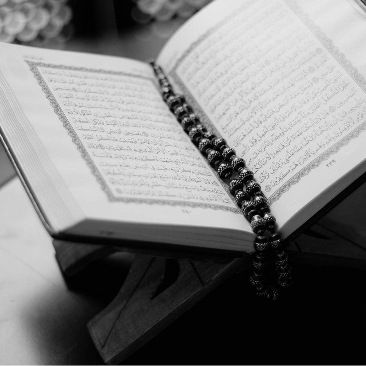 Ilustrasi Berdoa, Membaca Al-Quran (©Pixabay)