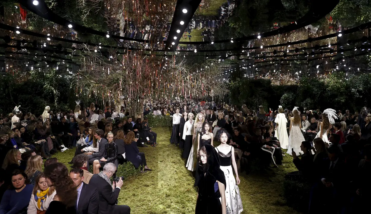 Para model membawakan rancangan Christian Dior untuk koleksi spring/summer 2017 di Musee Rodin, Paris, Senin (23/1). Di awal pertunjukkan, variasi busana serba hitam dengan potongan maskulin mendominasi sekuen pertama. (FRANCOIS Guillot/AFP)