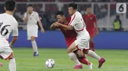 Pemain tengah Timnas Indonesia U-19, Amiruddin Bagus Alfikri (tengah) mencoba lolos dari kawalan pemain Korea Utara pada kualifikasi Grup K Piala AFC U-19 2020 di Stadion Utama Gelora Bung Karno, Jakarta, Minggu (10/11/2019). Laga berakhir imbang 1-1. (Liputan6.com/Helmi Fithriansyah)