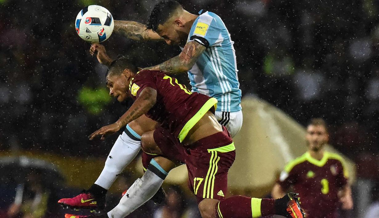 Pemain Argentina, Nicolas Otamendi (kanan) berebut bola dengan pemain Venezuela, Josef Martinez pada kualifikasi Piala Dunia 2018 zona Conmebol di Merida, Venezuela, (7/9/2016) WIB. (AFP/Juan  Barreto)