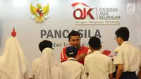 Beberapa pelajar menerima penjelasan dari staff OJK pada Festival Prestasi Indonesia di Hall Jakarta Convention Centre, Senin (21/8). Festival ini diselenggakan oleh UKP Pancasila bertema Pancasila Inspirasi Maju. (Liputan6.com/Helmi Fithriansyah)