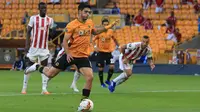 Striker Wolverhampton Wanderers, Raul Jimenez melepaskan tendangan dari titik penalti untuk mencetak gol ke gawang Olympiakos pada pada leg kedua babak 16 besar Liga Europa di Molineux Stadium, Kamis (6/8/2020). Wolverhampton menumbangkan Olympiakos dengan skor 1-0. (Lindsey Parnaby/AFP)