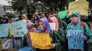 Puluhan mahasiswa yang tergabung dalam Pusat Komunikasi Daerah Forum Silaturahim Lembaga Dakwah Kampus (FSLDK) se-Jakarta, Depok, Bekasi melakukan unjuk rasa di depan gedung Balai Kota, Jakarta, Selasa (18/10). (Liputan/Faizal Fanani)