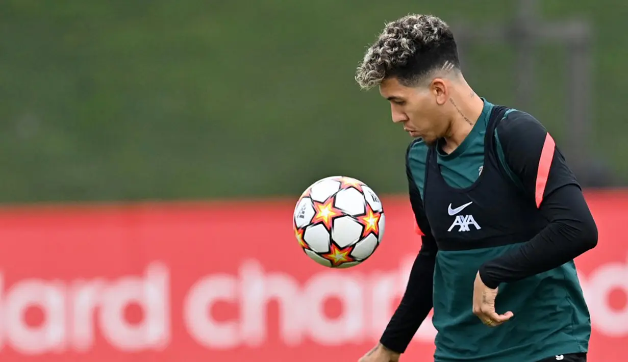 Pemain Liverpool Roberto Firmino mengontrol bola saat sesi latihan jelang melawan Benfica pada pertandingan leg kedua perempat final Liga Champions di tempat latihan Liverpool FC di Liverpool, Inggris, 12 April 2022. Liverpool. (Paul ELLIS/AFP)