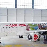 AirAsia berkolaborasi dengan Tobatenun meluncurkan livery bertajuk “Lake Toba & Beyond”. (Dok/Fimela/Bambang E. Ros).