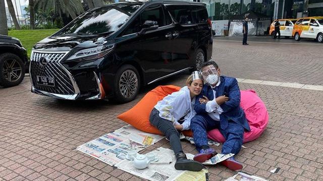 Nikita Mirzani terlihat menggoda Hotman Paris.