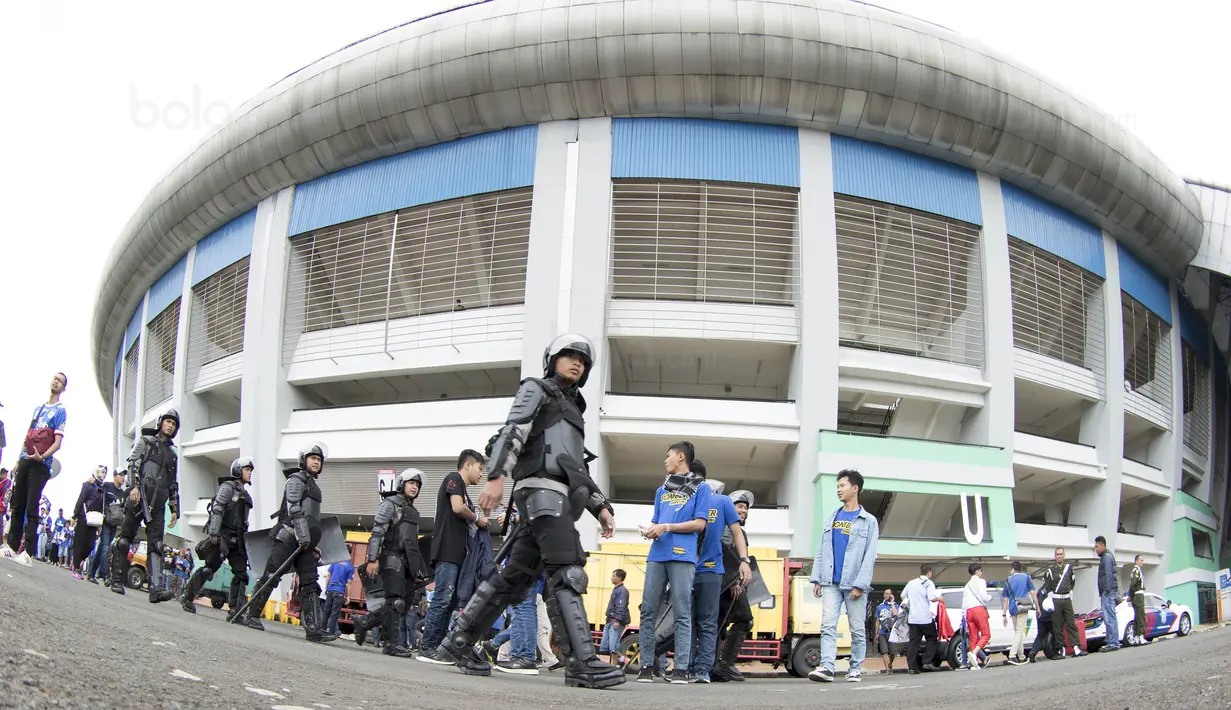 Pihak kepolisian melakukan pengamanan sebelum pembukaan Piala Presiden 2018 di Stadion GBLA, Bandung, Selasa (16/1/2018). Acara ini rencananya akan dibuka oleh Presiden Joko Widodo. (Bola.com/M Iqbal Ichsan)