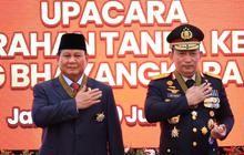 Diakhiri Salam Presisi, Potret Prabowo Subianto Dapat Kehormatan Bintang Bhayangkara Utama Polri dari Kapolri
