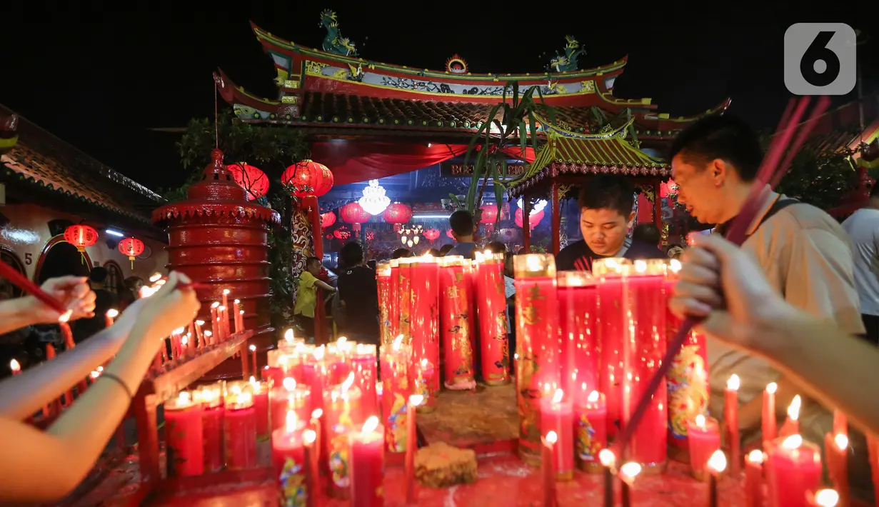 Suasana Vihara Boen Tek Bio pada perayaan malam Tahun Baru Imlek 2571 di Tangerang, Jumat (24/1/2020). Suasana vihara tertua di Kota Tangerang yang meriah dihiasi dengan lampion dan lilin di halaman. (Liputan6.com/Fery Pradolo)