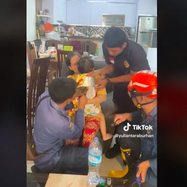 Viral Video Anak Terjebak di Loyang Kue