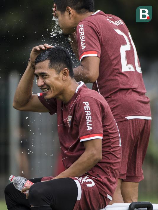 Pemain Persija Jakarta, Rudi Widodo, melepas dahaga saat latihan di Lapangan ABC, Jakarta, Jumat (30/3/2018). Latihan ini persiapan jelang laga Liga 1 melawan Arema FC. (Bola.com/Vitalis Yogi Trisna)