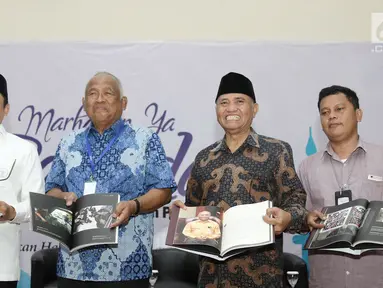 Mantan Ketua KPK Taufiqurrahman Ruki (kedua kiri), Ketua DPR RI Bambang Soesatyo (kiri), Ketua KPK Agus Rahardjo (kedua kanan) dan Sekjen PFI Fransiskus Simbolon  saat peluncuran buku di Gedung KPK, Jakarta (23/5). (Liputan6.com/Herman Zakharia)