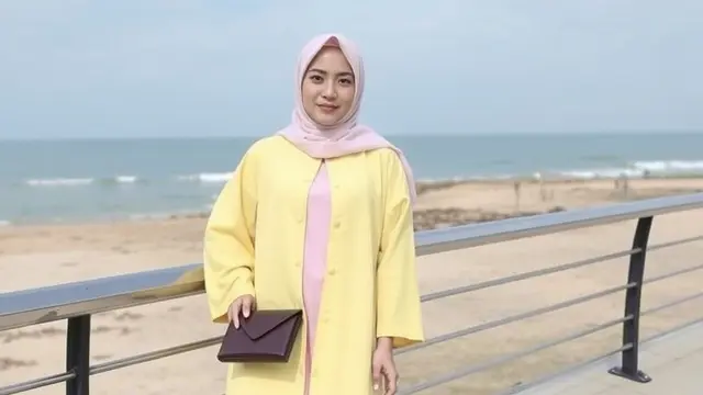 Inspirasi Outfit Hijab: Kemeja Oversized Warna Cerah + Rok Plisket