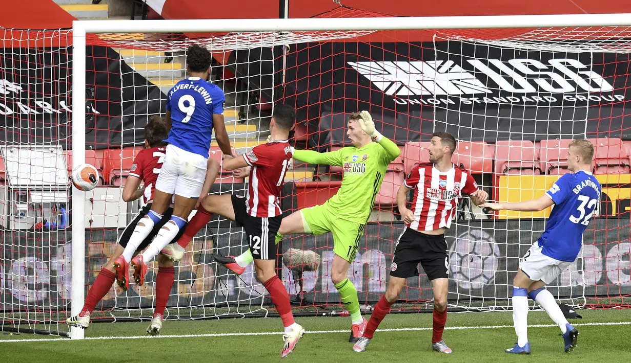 Tendangan pemain Everton Dominic Calvert-Lewin (kiri) membentur tiang gawang Sheffield United pada pertandingan Premier League di Bramall Lane, Sheffield, Inggris, Senin (20/7/2020). Everton menang 1-0. (AP Photo/Michael Regan, Pool)
