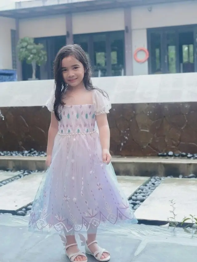 Raqeema, putri Nabila Syakieb yang kerap bergaya ala ABG (Instagram/nsyakieb85)