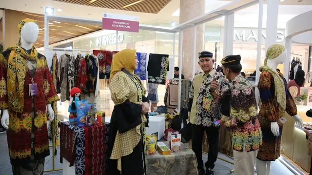 Wali Kota Tarakan Khairul dan Istri Tampilkan Pesona Wastra Tarakan di Parade Wastra Nusantara 2025