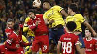 Kevin Rodriguez dari Union SG melakukan sundulan dengan pemain Liverpool Jarell Amorin Quansah selama pertandingan sepak bola Grup E Liga Europa antara Union SG dan Liverpool di stadion RSC Anderlecht di Brussels, Kamis, 14 Desember 2023. (AP Photo/Geert Vanden Wijngaert)