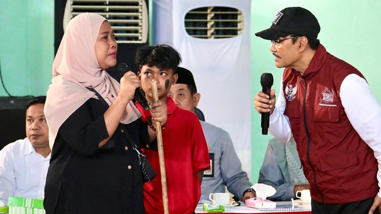 Mensos Gus Ipul Tersentuh Perjuangan Ibu Tunanetra di Sekolah Rakyat Banyuwangi