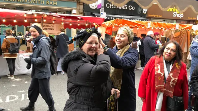 Ayu Azhari  saat memperkenalkan kain tenun khas daerah Nusa Tenggara Timur (NTT) dalam sebuah acara festival di Lyric Square Hammersmith, London, Inggris, pada 7 Desember 2019.