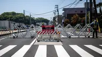 Seorang petugas polisi berjaga jelang Konferensi Tingkat Tinggi (KTT) G7 di pos pemeriksaan luar stasiun trem di Distrik Minami, Kota Hiroshima, Jepang, Rabu (17/5/2023). Jepang menjadi tuan rumah KTT G7 pada tanggal 19 hingga 21 Mei 2023. (Philip FONG/AFP)