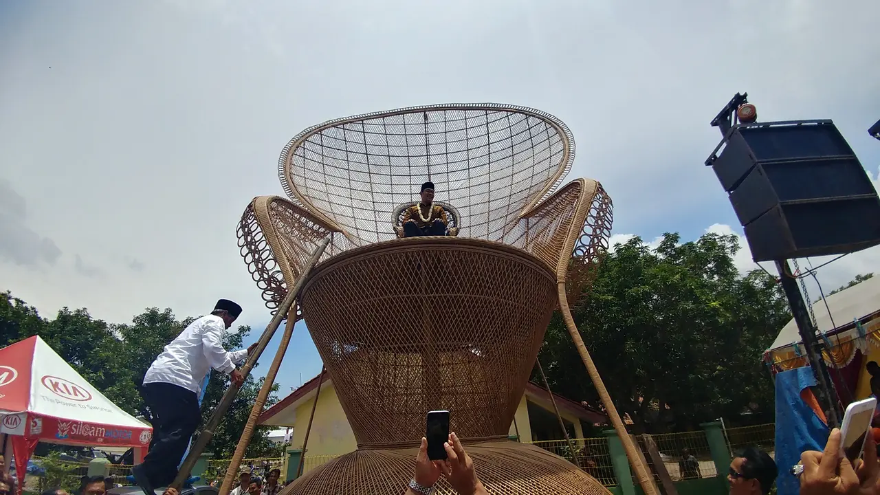 Didukung Warga Pantura, Ridwan Kamil Coba Duduki Kursi Raja Rotan