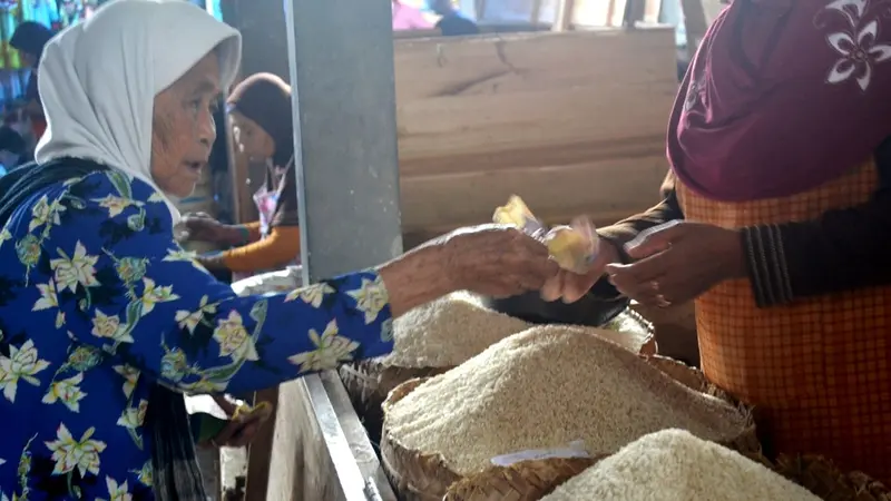 Seorang nenek membeli beras di Pasar Tradisional di Cilacap, Jawa Tengah. (Foto: Liputan6.com/Muhamad Ridlo)