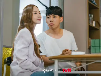 Kang Hyung Suk berperan sebagai Woo Kwang Nam, mantan klien Choi Sang Eun yang sekarang menjadi teman sekamarnya. (Foto: TVN via Soompi)