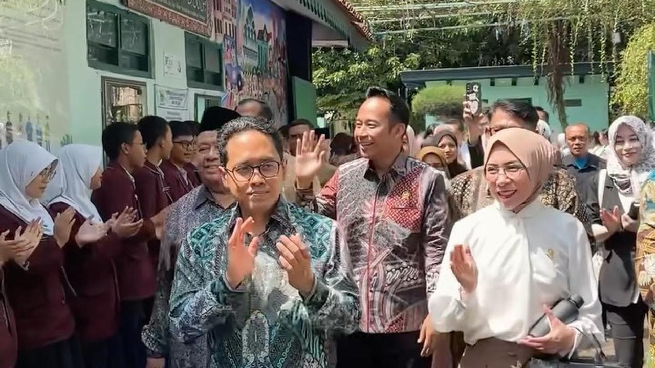 Potret Denny Cagur, Dari Panggung Komedi ke Gedung Parlemen - Kisah Penuh Kejutan dan Dedikasi