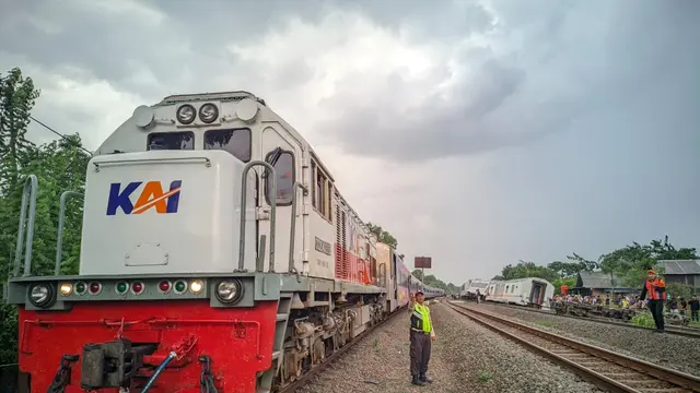 Dua gerbong kereta bagian belakang KA Purwojaya mengalami anjlogan pada Sabtu, (25/10/2025). (Foto: KAI)