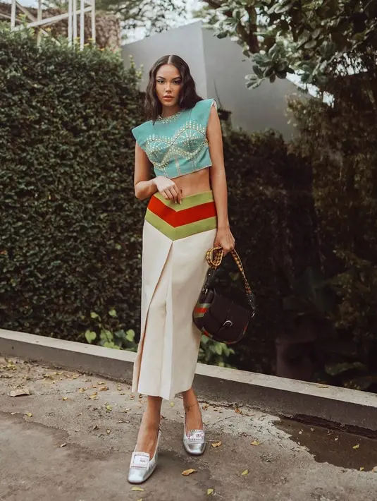 Bahkan wanita 24 tahun ini tetap fashinobale dengan outfit warna-warni. OOTD-nya bisa jadi inspirasi outfit untuk hangout sehari-hari. Dirinya dipuji tampil stunning tanpa aksesoris berlebihan.(Liputan6.com/IG/@alyssadaguise)