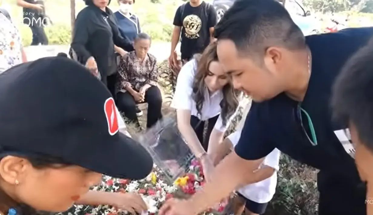 Momo mengaku kangen dengan ayahnya. "Halo bapak, kita rindu.. Abe Briell ikut ziarah ke makam opung bersama keluarga di Pekanbaru," tulis therealmomogeisha. [Youtube/Momo Youtube Channel]