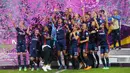Kegembiraan pemain Lyon usai menjuarai Liga Champions Wanita di Stadion Valeriy Lobanovskiy, Kiev, Ukraina, Kamis (24/5). Lyon mengalahkan Wolfsburg dengan skor 4-1. (AP Photo/Efrem Lukatsky)