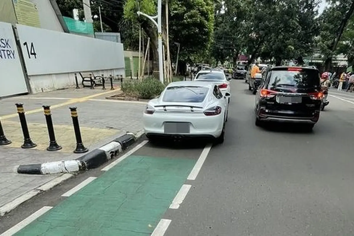 Mobil mewah parkir sembarangan