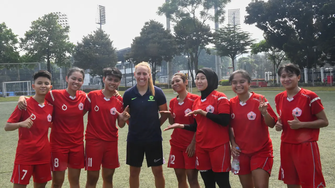 Pelatihan untuk sepak bola wanita diadakan oleh atlet bola asal Australia