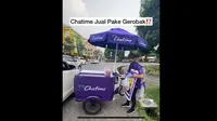 Gerobak sepeda Chatime di pinggir jalan. (dok. Instagram @hendry.Jonathan/https://www.instagram.com/p/COUzDERlQlQ/Muhammad Thoifur)