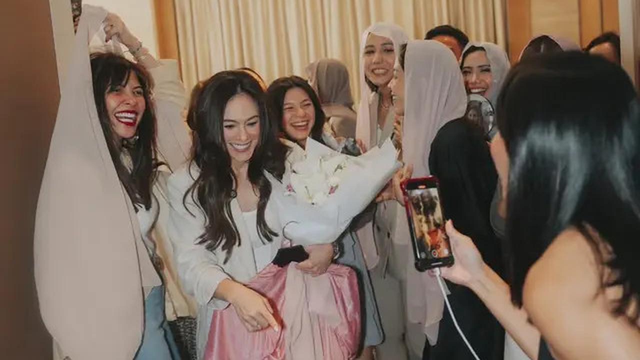 7 Potret Kejutan Ultah ke-44 Wulan Guritno, Seru ala Pesta Lajang