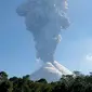 Gunung Merapi memuntahkan abu vulkanik terlihat di Cangkringan, Yogyakarta, (1/6). Gunung Merapi kembali meletus mengeluarkan abu mencapai ketinggian sekitar 6 kilometer (4 mil) dan berlangsung dua menit. (AP Photo/Slamet Riyadi)