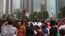 Penyanyi dangdut Fitri Karlina menghibur Penonton menyaksikan Pagelaran musik dangdut marawis Betawi di ex Driving Golf Gelora Bung Karno, Senayan, Jakarta, Sabtu (15/4). (Liputan6.com/Johan Tallo)