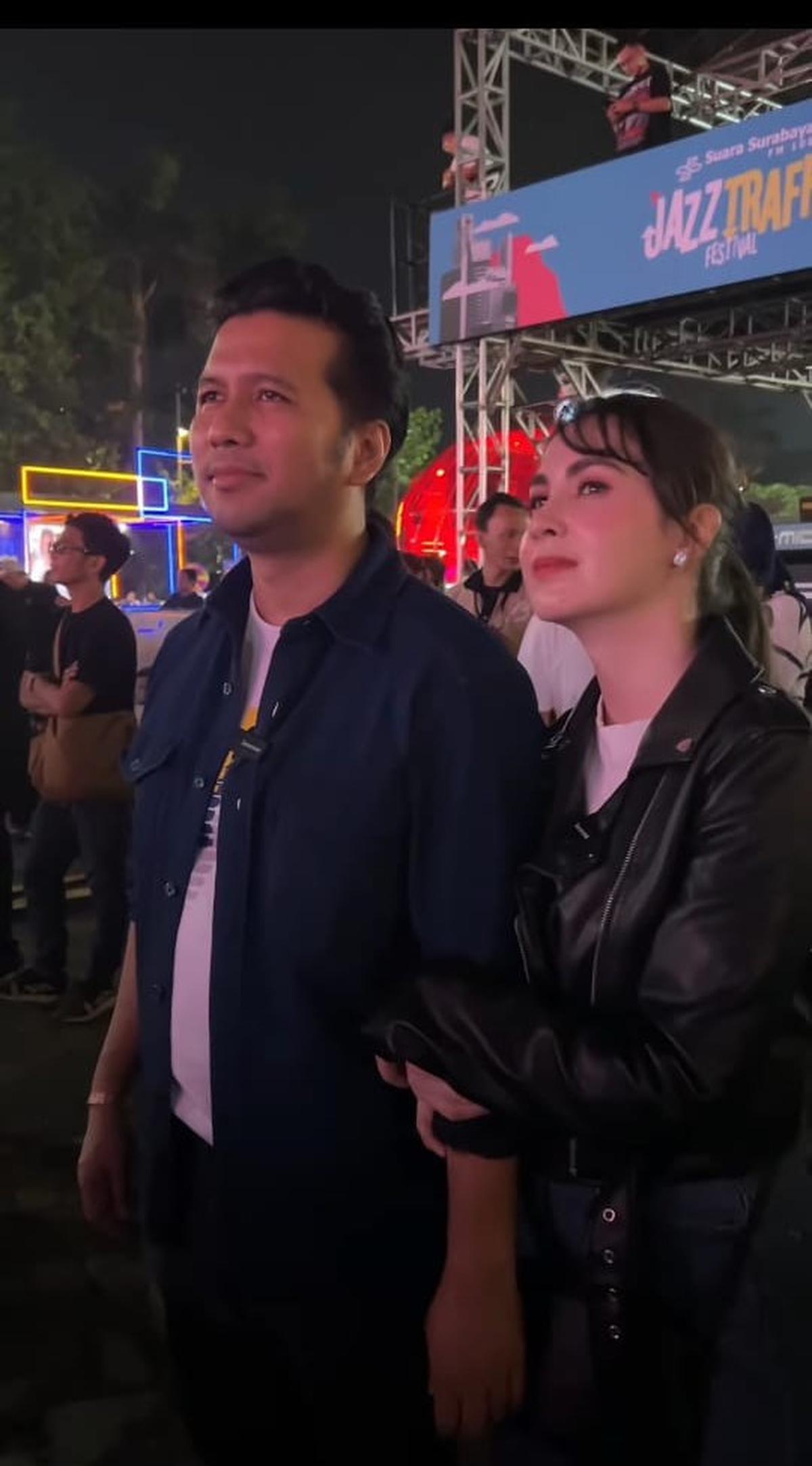 Potret Arumi Bachsin dan Suami saat Nonton Acara Jazz Traffic Festival