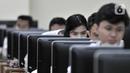 Ekspresi peserta saat mengikuti Seleksi Kompetensi Dasar (SKD) berbasis Computer Assisted Test (CAT) untuk CPNS Kementerian Agraria Tata Ruang/Badan Pertanahan Nasional (ATR/BPN) di Kantor BKN Regional V, Jakarta, Senin (27/1/2020). Seleksi diikuti 2.162 peserta. (merdeka.com/Iqbal Nugroho)