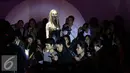 Model mengenakan koleksi Desainer Stella Rissa berpose diantara penonton dalam peragaan busana IPMI Trend Show 2017 di Senayan City, Jakarta (9/11). Stella Rissa menampilkan kreasinyanya yang bertema Rock and Rolla. (Liputan6.com/Gempur M. Surya)