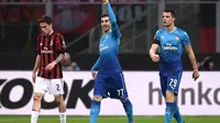Gelandang Arsenal Henrikh Mkhitaryan (tengah) merayakan gol ke gawang AC Milan pada leg pertama babak 16 besar Liga Europa, di San Siro, Milan, Kamis (8/3/2018). (AFP/Marco Bertorello)