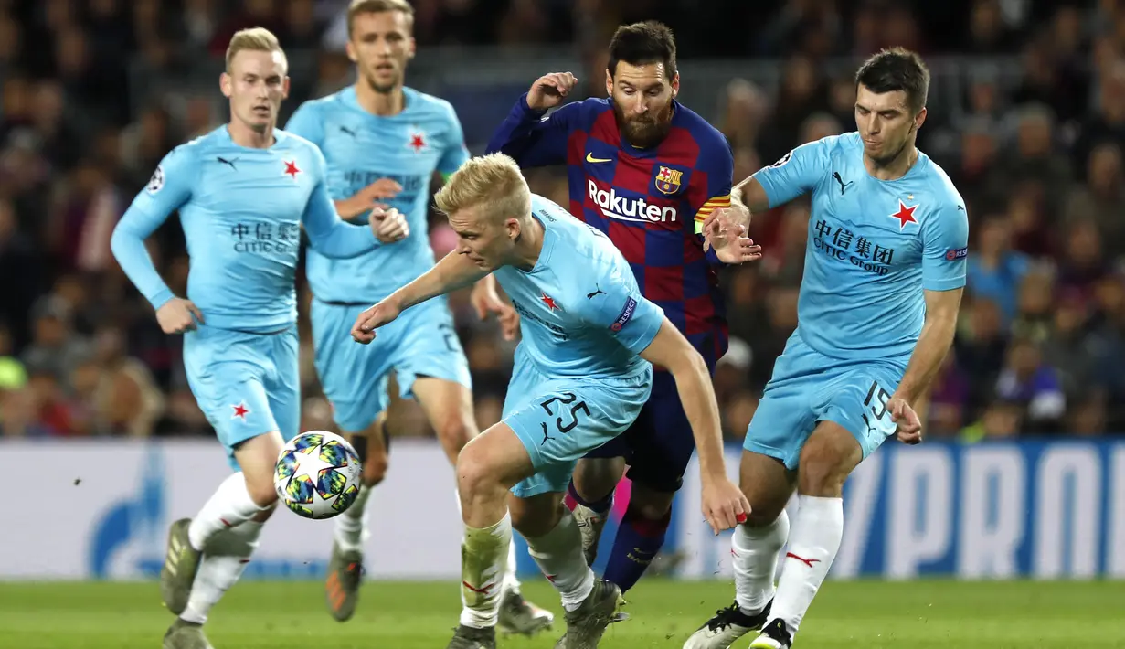 Penyerang Barcelona, Lionel Messi berusaha melewati pemain Slavia Praha, Michal Frydrych dan Ondrej Kudela pada pertandingan lanjutan Grup F Liga Champions di stadion Camp Nou, Spanyol (5/11/2019). Barcelona bermain imbang 0-0 atas Slavia Praha. (AP Photo/Joan Monfort)