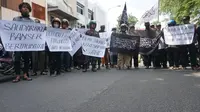 RIbuan orang menggelar aksi demo di depan kantor PCNU Solo terkait aksi pembakaran bendera tauhid yang dilakukan oknum Banser di Garut,Selasa (23/10).(Liputan6.com/Fajar Abrori)