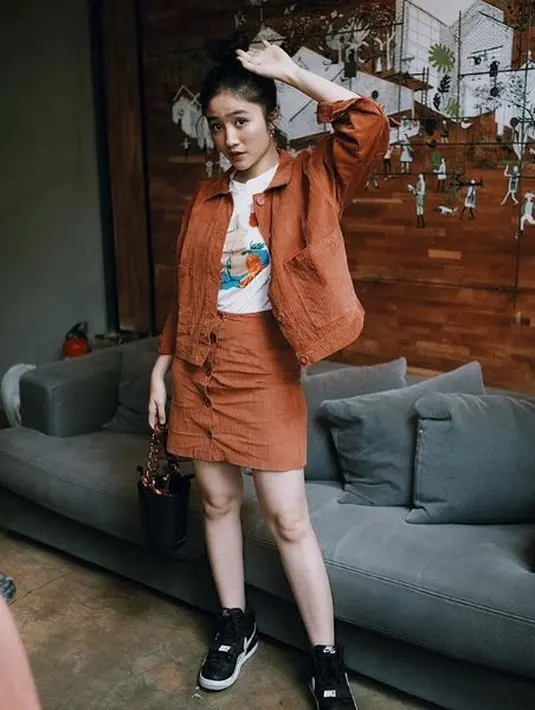Tak jarang, mantan personil Blink ini berpenampilan sedikit girly dengan satu set jaket dan rok pendek yang dipadukan dengan kaos putih, sepatu dan tas berwarna hitam. (Liputan6.com/IG/@febbyrastanty)