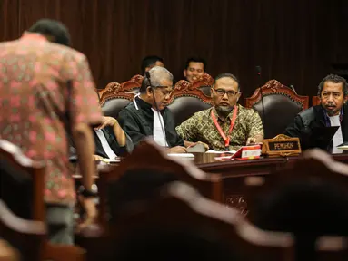 Wakil Ketua KPK non Aktif, Bambang Widjojanto (kedua kanan) menghadiri sidang Uji Materi UU KPK di Mahkamah Kontitusi, Jakarta, Selasa (23/6/2015). Sidang menghadirkan dua saksi ahli guna menguji materi UU No.30 Tahun 2002. (Liputan6.com/Faizal Fanani)