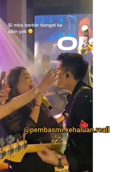 Okin mantan suami Rachel Vennya nyaris dicium penggemar perempuan saat ingin manggung (https://www.instagram.com/p/CioX8UKv97F/)
