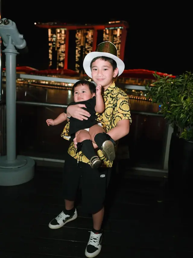Potret Gemas Rafathar Gendong Baby Lily (credit: instagram/raffinagita1717).