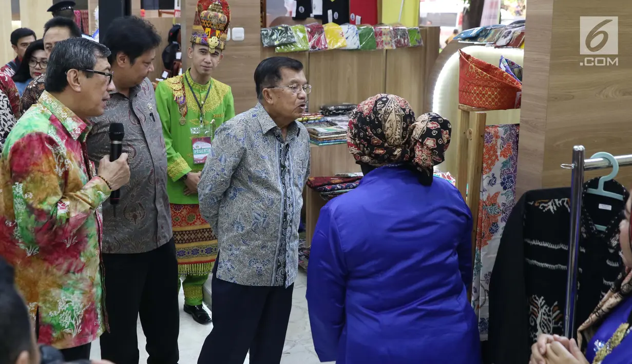 Wapres RI, Jusuf Kalla bersama Menteri Hukum dan HAM, Yasonna Laoly dan Menteri Perindustrian, Airlangga Hartarto meninjau Pameran Produk Unggulan Narapidana di Jakarta, Selasa (26/3). Beragam Produk Unggulan Narapidana se-Indonesia dipamerkan hingga 29 Maret. (Liputan6.com/Helmi Fithriansyah)