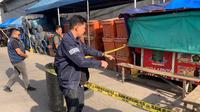 Seorang nelayan berinisial A (39) tewas usai menjadi korban penusukan di Jalan Pendaratan Udang, Muara Angke, Jakarta Utara. (Merdeka.com/Nur Habibie)